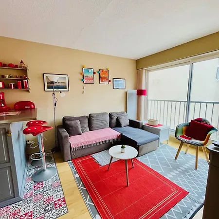 Lumineux Avec Balcon, Centre, A 200m De La Plage, Proche Commerces Et Marche - Fr-1-433-119 דירה *